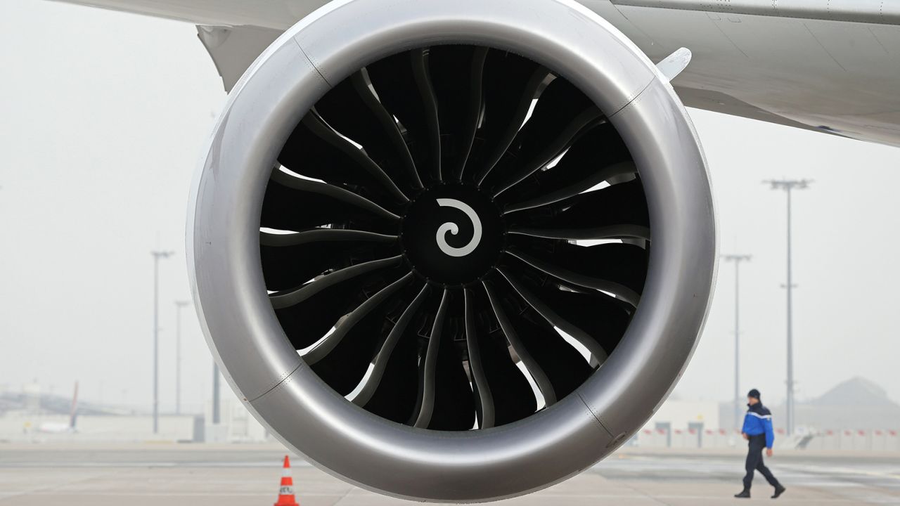 Can a plane fly on just one engine? An aviation expert explains